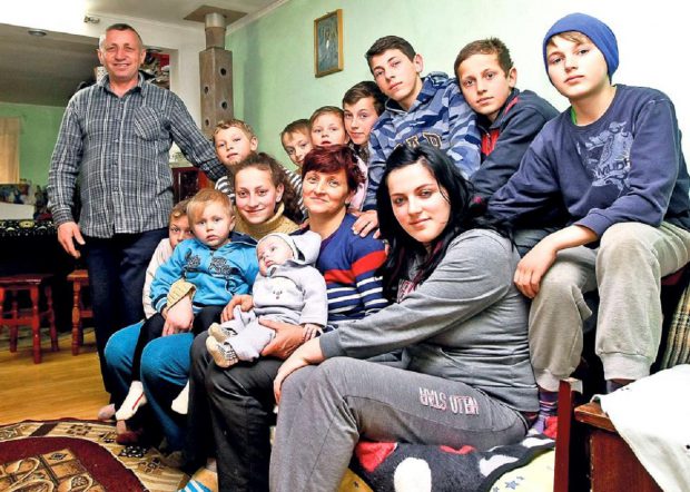 Mama cu 17 copii din Breaza trăiește o dramă. E bătută și amenințată cu moartea de fostul soț și n-are unde să plece ca să scape de abuzurile lui