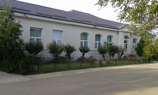 Elevii din Poșta Câlnău au găsit lacătul pe poarta școlii, deși comuna buzoiană este în scenariul verde. Explicațiile autorităților