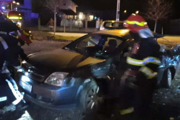 Două persoane la spital, printre care și un copil de un an, după ce o mașină a fost lovită de tren, în Timiș