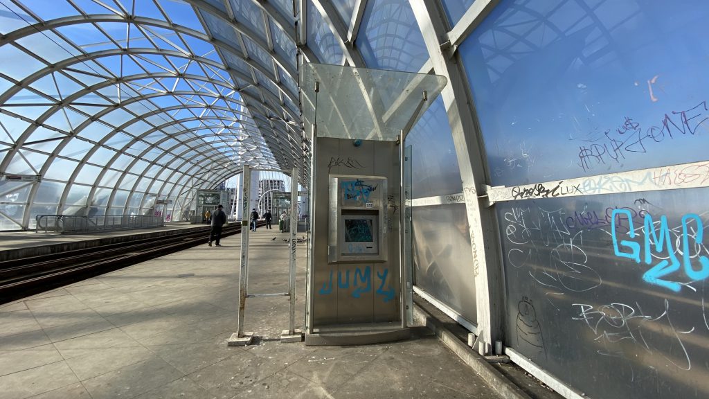 De 9 ani, chioșcurile informative de 400.000 de euro, care au funcționat doar câteva luni, zac vandalizate și inutile în centrul Bucureștiului