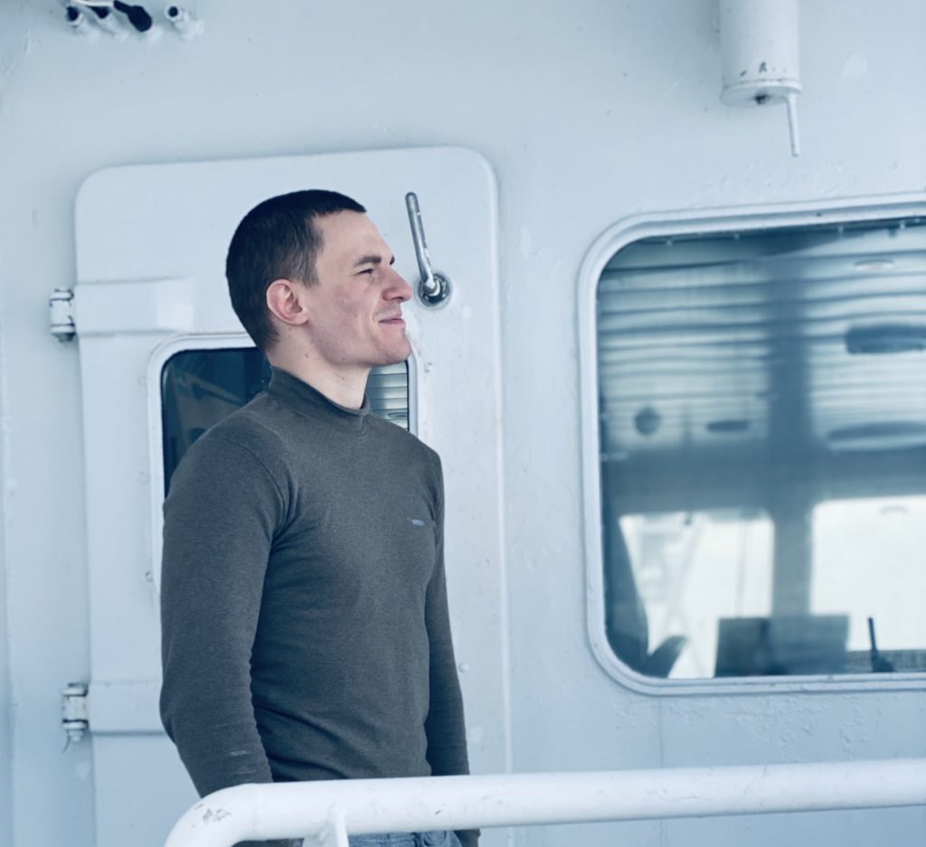 VIDEO | Cum a ajuns un tânăr basarabean să pescuiască crabi în Marea Barents, deasupra Cercului Polar. „Am lucrat pe trei nave și fiecare avea români‟