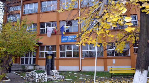 Anchetă la un liceu din Mizil în cazul unui profesor acuzat că i-a făcut avansuri unei eleve. „Vreau un mesaj cu vocea ta, acum”