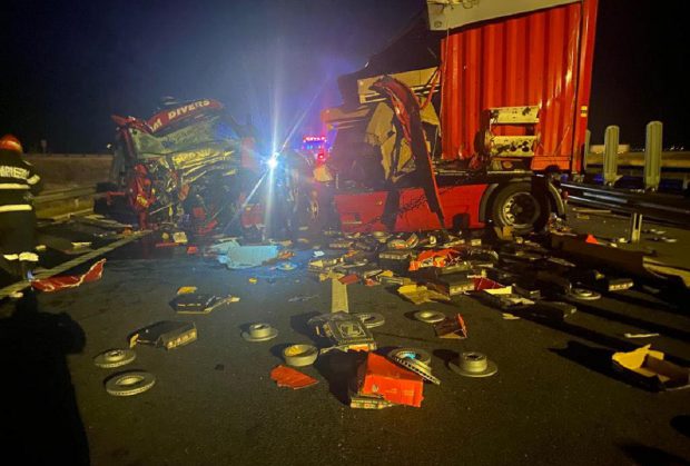 Două TIR-uri distruse pe A1, în apropiere de Lugoj, șoferul unuia dintre ele a ratat ieșirea de pe autostradă