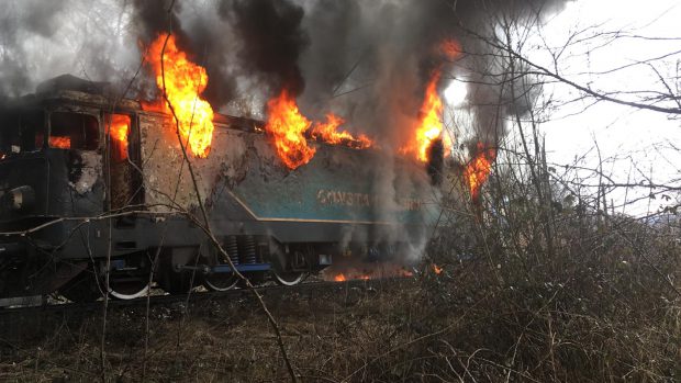 VIDEO | Locomotivă în flăcări, în Caraş-Severin. Trafic feroviar blocat între Timișoara și București
