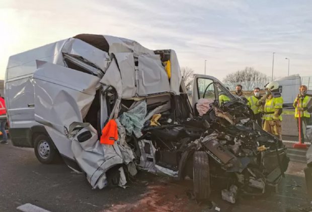 Șofer român aruncat din cabina dubei, strivită sub un TIR, pe o autostradă din Belgia