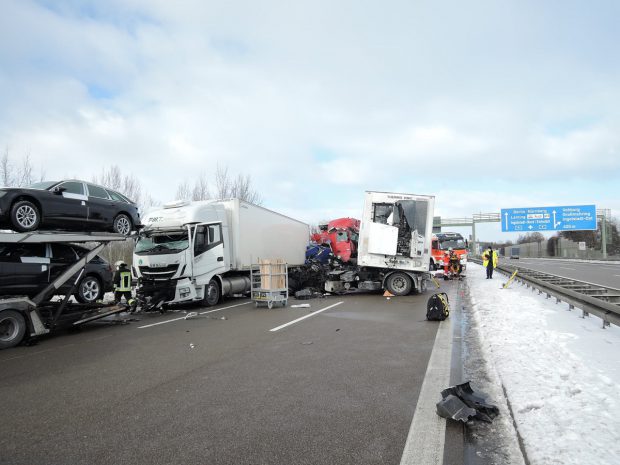 Șofer român de TIR scăpat cu viață din carangiul cu 4 camioane din Germania: un mort, un alt șofer aruncat prin parbriz, o cabină sărită de pe șasiu