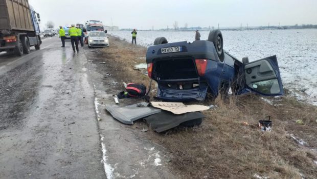 Grav accident pe șoseaua Brăila-Focșani. Un autovehicul a fost lovit în plin de un TIR