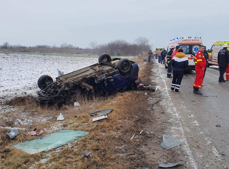 Grav accident pe șoseaua Brăila-Focșani. Un autovehicul a fost lovit în plin de un TIR