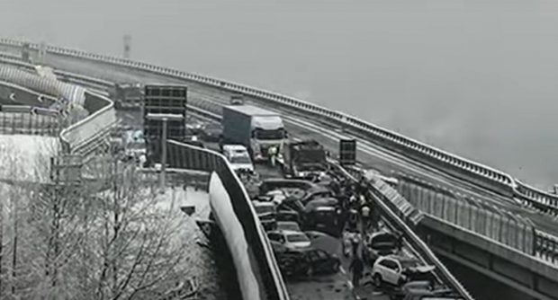 VIDEO | Doi morți și zeci de răniți în Italia, după ce 25 de mașini s-au ciocnit pe o autostradă