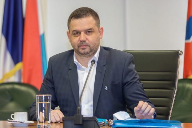 Scandal în primăria buzoiană Beceni. Edilul Adrian Burlacu susține că a fost bătut de fostul primar, acum adjunctul lui