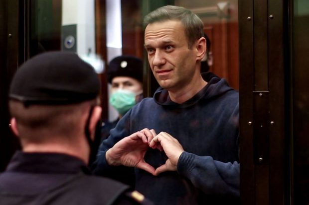 ”Nu fi tristă, totul va fi bine”. Semnul făcut de Navalnîi către soția sa, după ce au auzit sentința care îl trimite după gratii