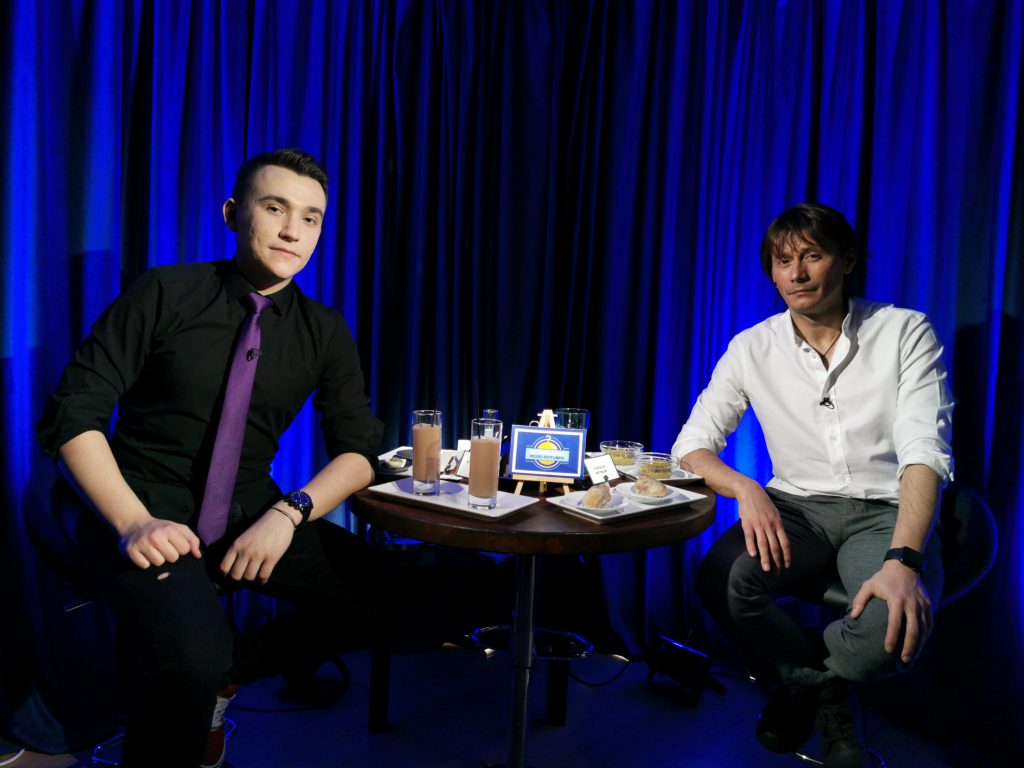Marius Manole este noul prezentator al emisiunii „Întrebarea mesei rotunde”, pe PRO TV PLUS. Actorul i-a luat locul lui Alex Daragiu