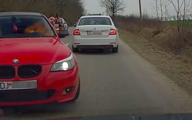 Bărbatul din Dolj care a ameninţat cu o armă, în trafic, pasagerii unui autoturism nu e de găsit. Poliția suspectează că ar fi fugit din țară