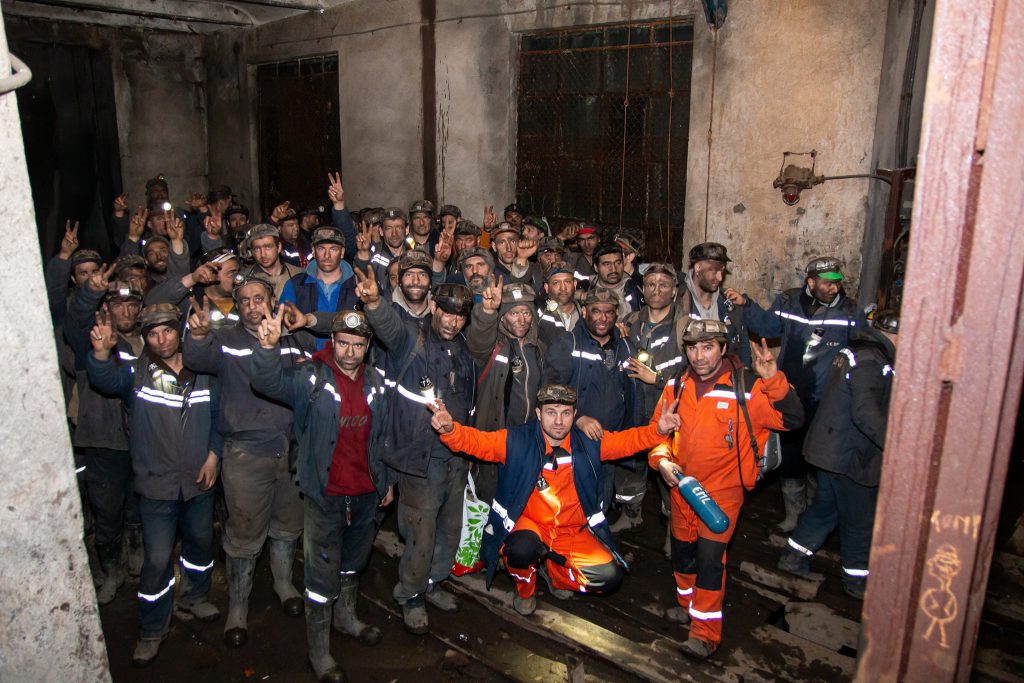 Momente emoționante surprinse la Mina Lupeni, când minerii au ieșit la suprafață, după șase zile de protest