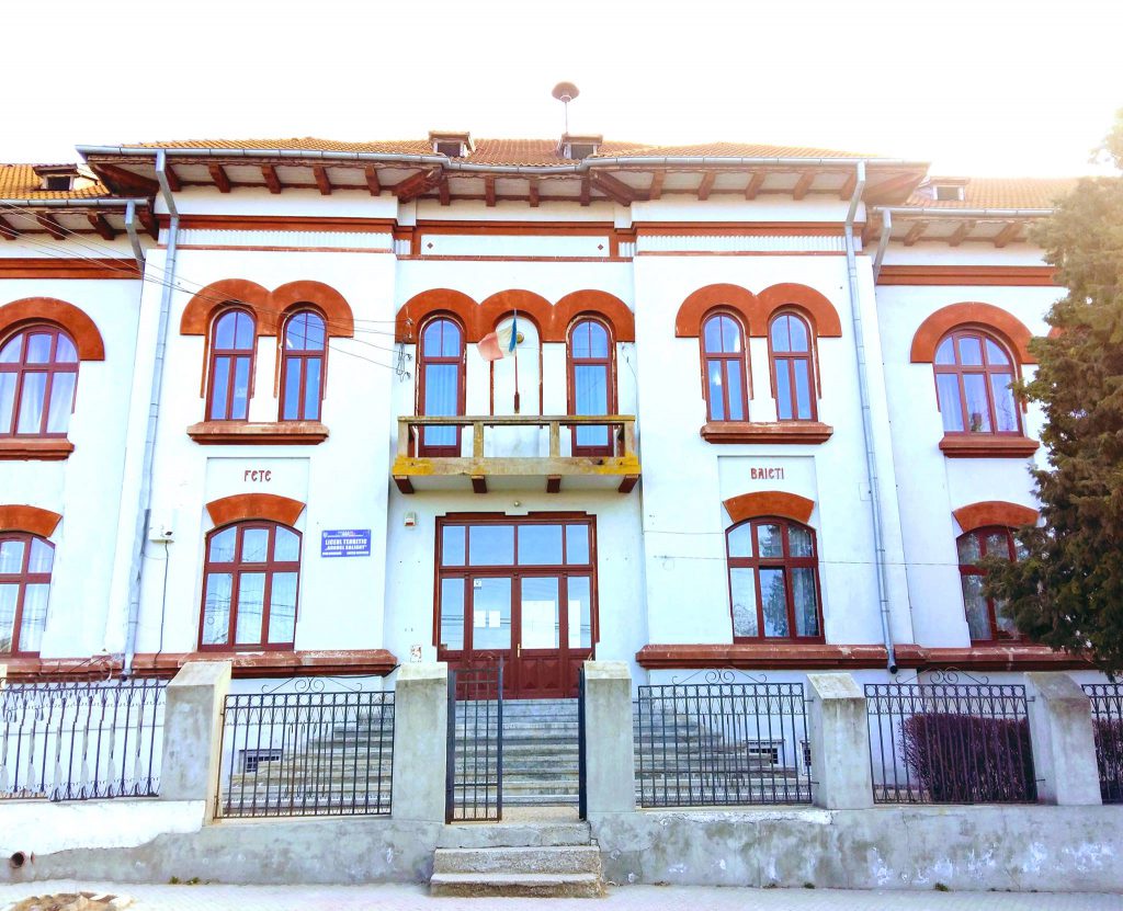 Profesorii protestează față de reducerea numărului de clase: „Nu toți elevii au bani de navetă sau chirie. Vor rămâne cu opt clase”