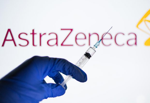 Opt lucruri pe care trebuie să le știi despre vaccinarea cu AstraZeneca. Când ajung vaccinurile în țară și de când se pot face programări pentru prima doză