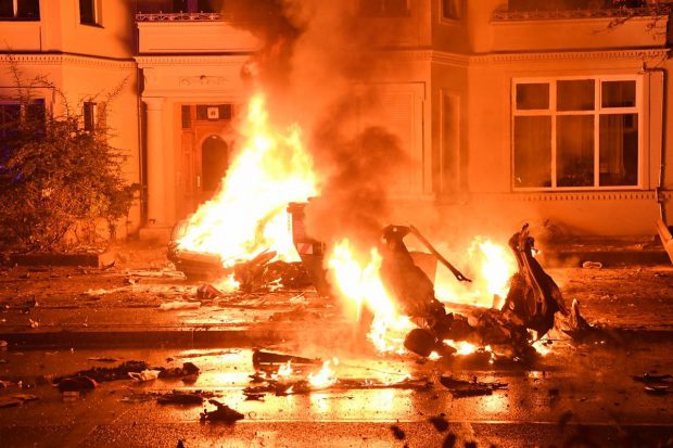 VIDEO | Audi RS 5 rupt în două și ars complet, în centrul Berlinului. Doi tineri morți, șoferul a ieșit nevătămat din bolidul de lux