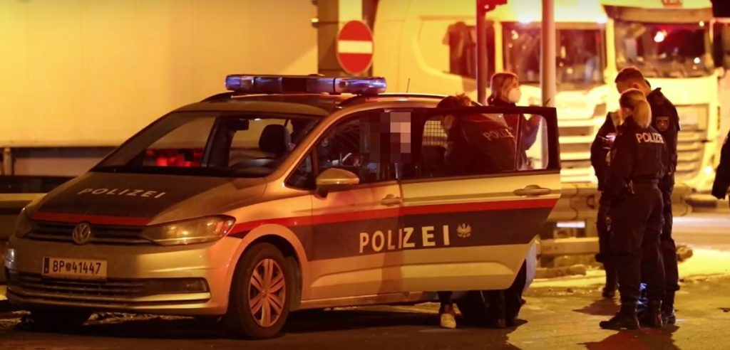 VIDEO | Un șofer român de TIR a taiat un coleg, tot român, pentru un loc de parcare, în Austria. S-a urcat la volan și a fugit apoi de poliție, cu camionul
