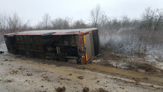 Șase răniți, după ce un autocar a ajuns în șanț, în Caraș-Severin. A fost activat planul roșu de intervenție