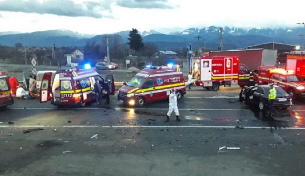 VIDEO | Un mort și 6 răniți la Avrig, un Mercedes Viano a fost aruncat de pe șosea de un Mercedes C Klasse, după un impact frontal