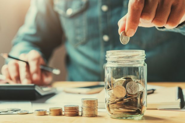 Să economisesc sau să cheltuiesc? Cum îți influențează decizia revenirea surprinzătoare a economiei românești pe final de an (Publicitate)