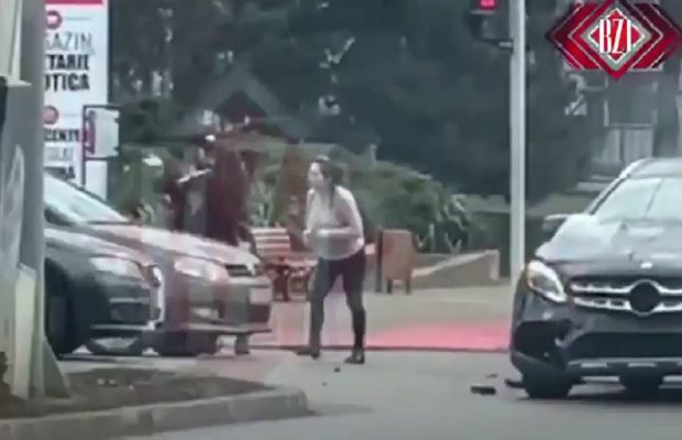 VIDEO | O șoferiță din Iași cu Mercedes-ul avariat a bătut-o pe tânăra care nu i-a acordat prioritate și i-a lovit mașina