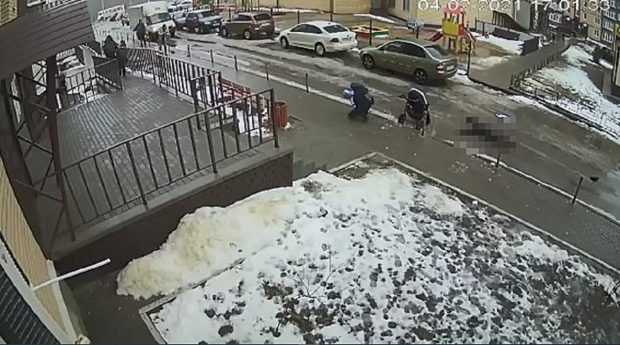 Bebeluș de 5 luni mort în căruțul peste care a căzut de la etajul 17 un sinucigaș. Mama micuțului a privit totul neputincioasă