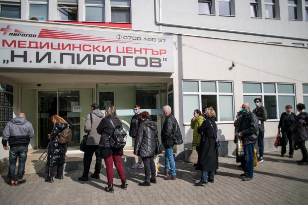 Oamenii au așteptat ore întregi în fața spitalelor din Bulgaria pentru a primi vaccinul împotriva noului coronavirus. Numărul persoanelor care vor să se imunizeze a crescut în ultimele zile
