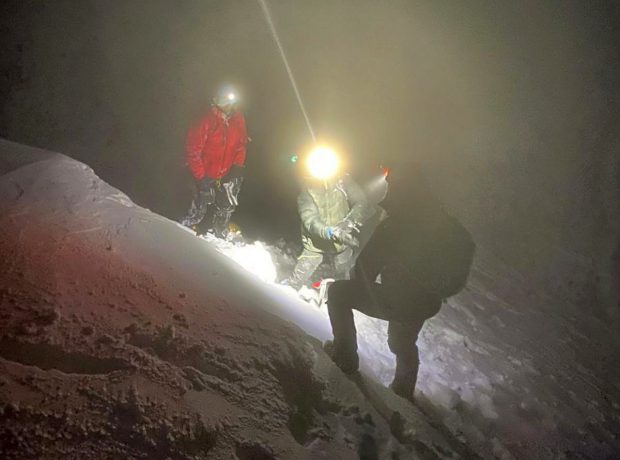 Misiune dificilă pentru salvamontiștii din Voineasa. Turist polonez, accidentat într-o zonă greu accesibilă din Munţii Latoriţei