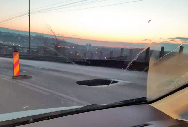 Polițiști loviți în plin de un autovehicul. Oamenii legii dirijau circulația pe o stradă din Galați unde se formase o groapă de mari dimensiuni