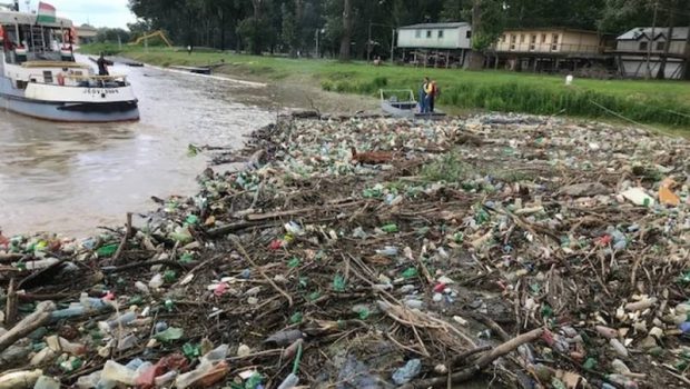 Oficiali maghiari acuză România și Ucraina că trimit „covoare” de deşeuri de plastic în Ungaria