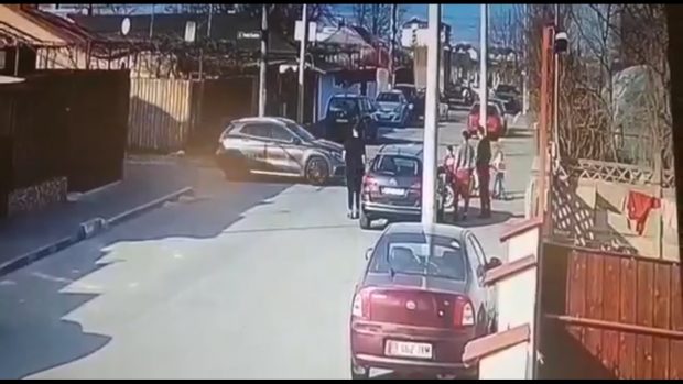 Imaginile șocante surprinse de camerele de supraveghere cu accidentul în care două fete au fost ucise pe trotuar