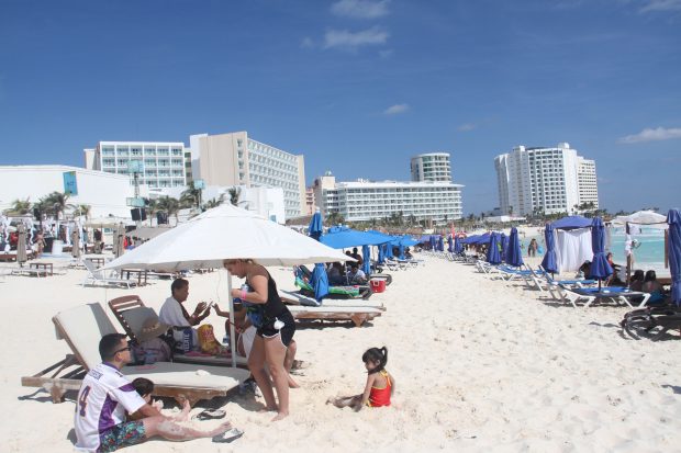 ”Operațiunea Caraibe”: Autoritățile anunță că au blocat zeci de conturi ale unei grupări de români care clona carduri în Cancun
