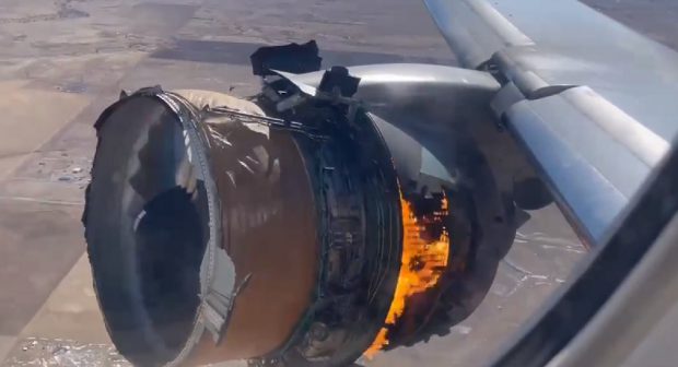Pilotul avionului al cărui motor a explodat în zbor, către turnul de control: „S.O.S, S.O.S. Avem nevoie să ne întoarcem imediat”