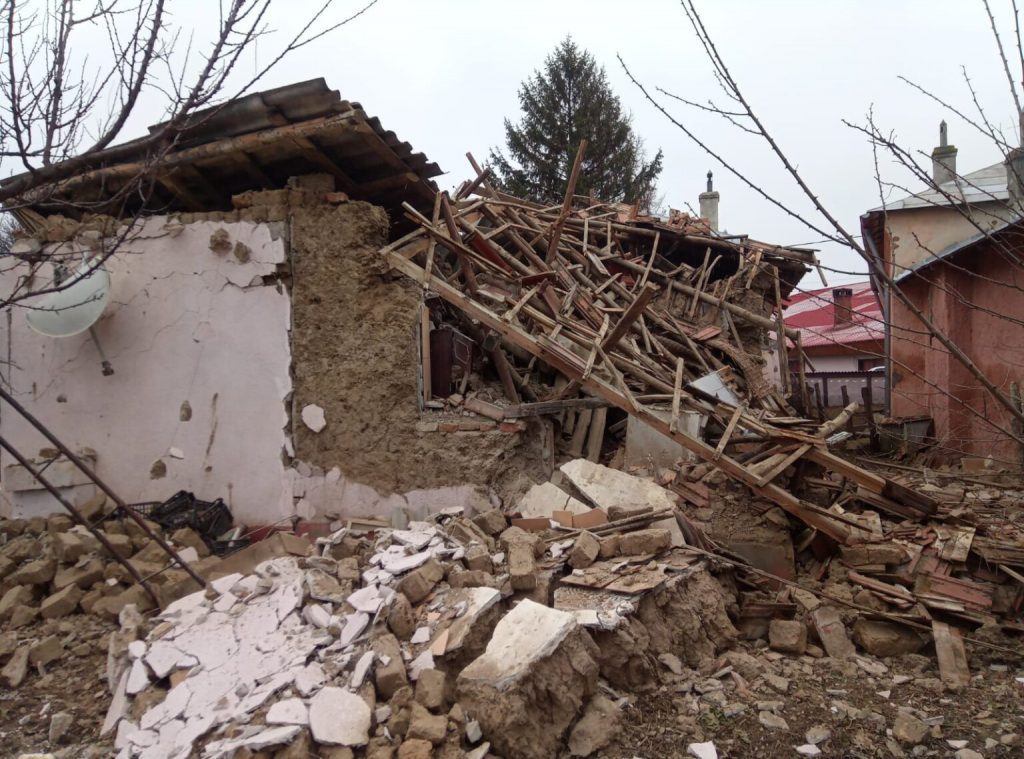 Povestea pompierului care și-a salvat vecinii în timpul liber, după explozia unei butelii. „Au fost intervenții unde am săpat cu mâinile goale”