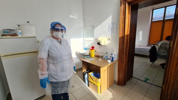 REPORTAJ Speranță, nerăbdare, dar și îndoială. Profesorii și personalul din învățământ se vaccinează la Iași: „Trebuie să avem încredere în știință”