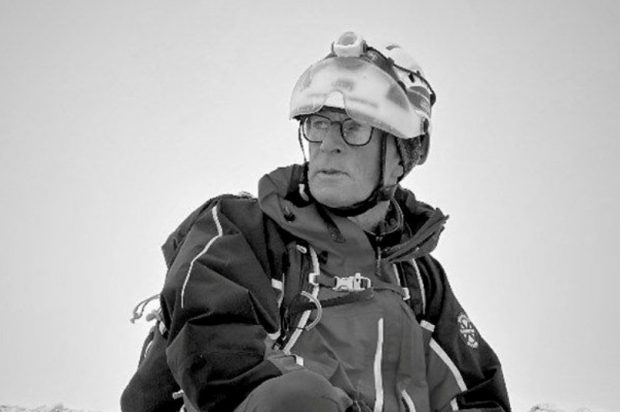 Un salvamontist a rămas paralizat de la gât în jos, după ce a căzut în gol 150 de metri. Bărbatul a încercat să salveze doi turiști