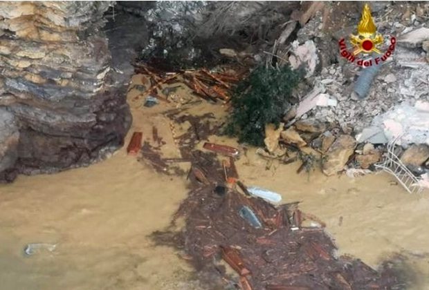Un cimitir a căzut în mare, sute de cavouri plutesc pe apă, în dreptul unui orășel din Italia
