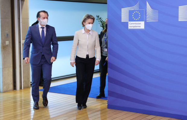Premierul Florin Cîțu apără Comisia Europeană în războiul vaccinurilor, într-un interviu din Politico