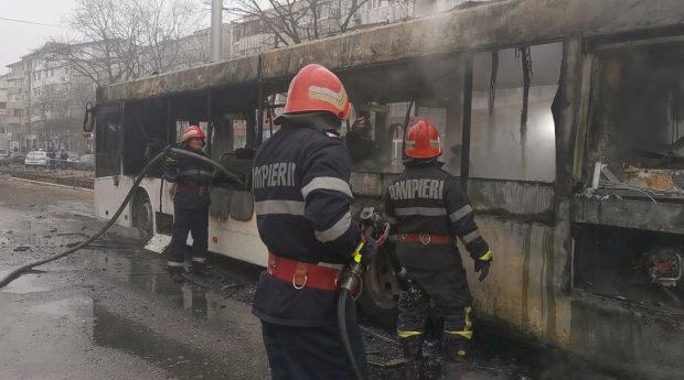 Un autobuz plin cu pasageri a luat foc în timpul deplasării, la Galați