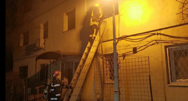Incendiu puternic într-un bloc din Galați. 20 de persoane, printre care și doi copii,  au fost evacuate din imobil