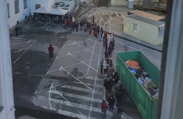 Zeci de oameni, la coadă în curtea Primăriei Timișoara, pentru a obține aprobare să vândă mărțișoare