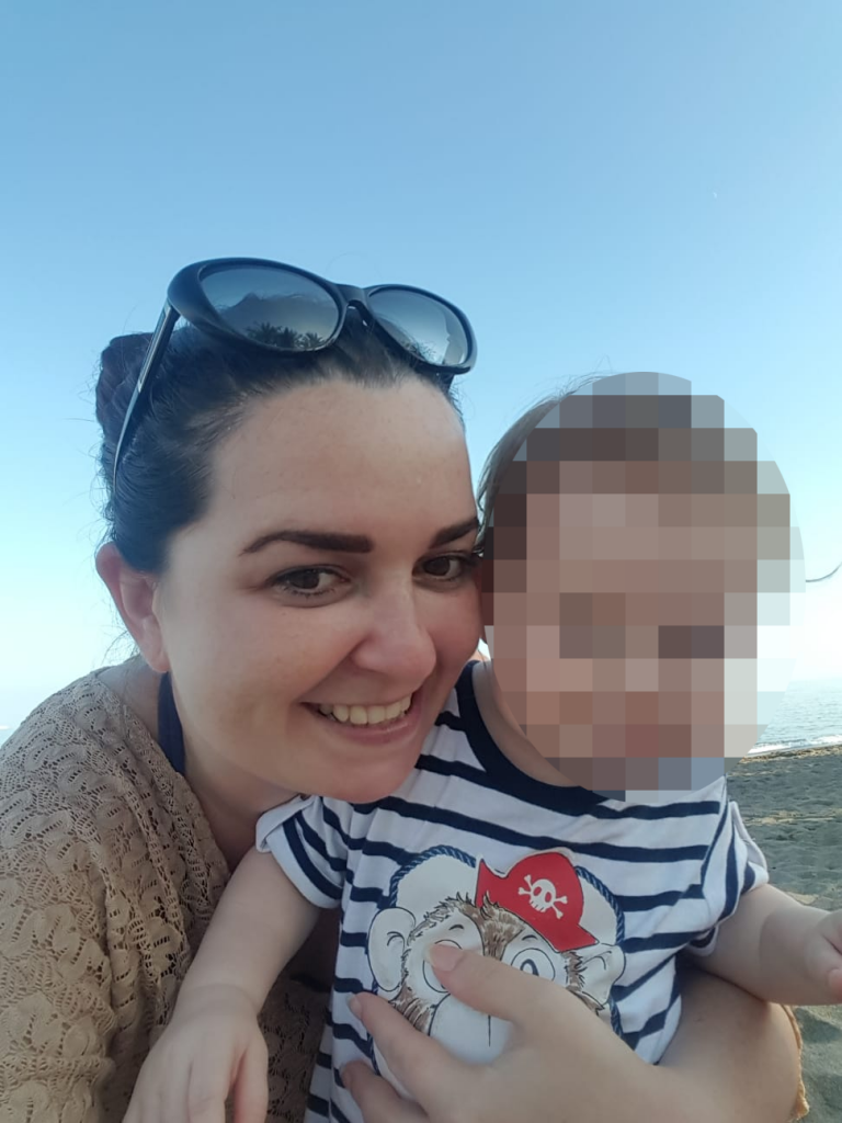 Deportată din Marea Britanie, o româncă se luptă să-și recupereze copilul trimis de Tribunalul București la tatăl englez: „Merg la CEDO împotriva statului român”