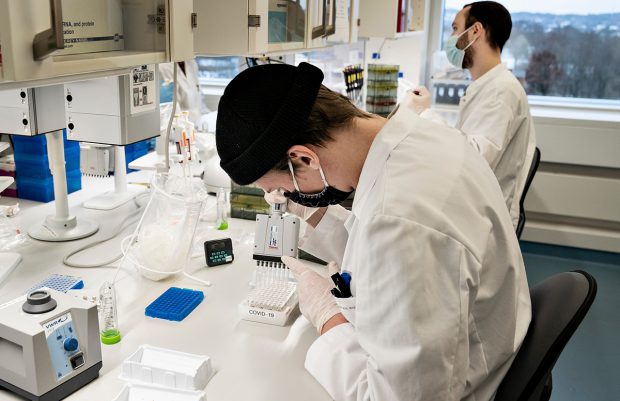 Cinci persoane din Botoșani, confirmate cu tulpini noi ale coronavirusului. Unul dintre pacienți, depistat cu o tulpină necunoscută
