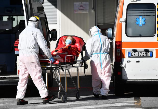 Studiu: Anomalii oculare descoperite la mai multe cazuri grave de COVID-19
