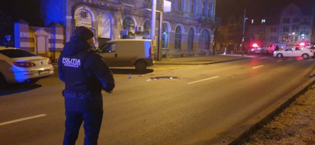 Un tânăr fără adăpost din Timișoara, înjunghiat în stradă. Bărbatul a murit în ambulanță