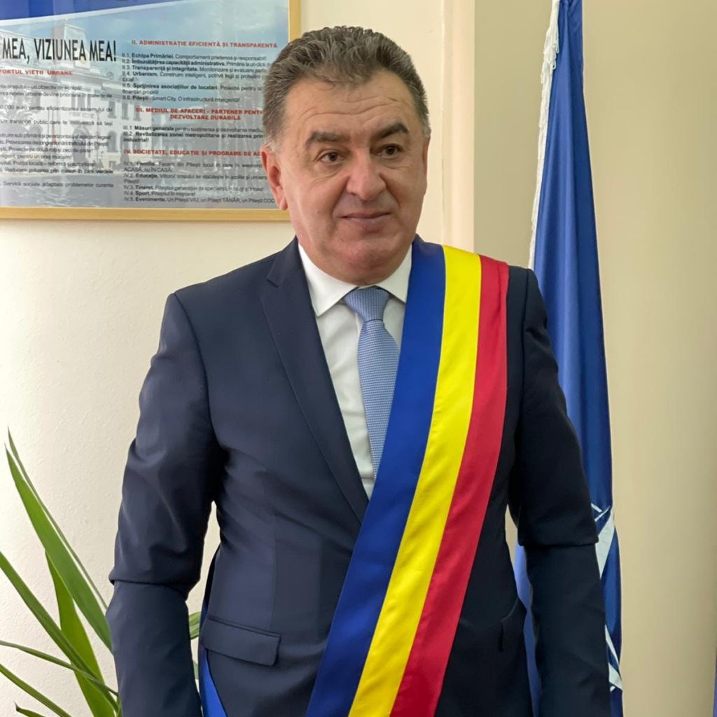 Cum a ajuns un tânăr cu doctorat în Educație Fizică șef interimar al Filarmonicii din Pitești: ode primarului în campanie, lăudat de sindicat și de cel căruia i-a luat locul