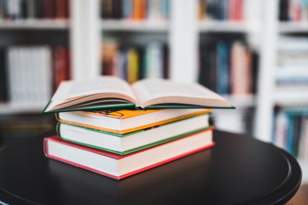 Curente literare în poezii – definiții, trăsături și exemple de curente poetice