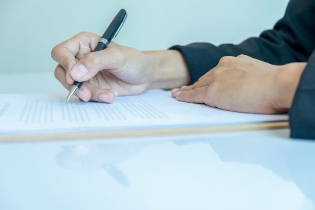 O angajată de la o Casă de Ajutor Reciproc a Pansionarilor din Suceava este acuzată că a furat 1,6 milioane de lei falsificând aproape 2000 de documente