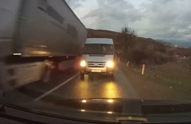 VIDEO | Șoferul de dubă care depășea un TIR în curbă și a oprit circulați din sens invers, în Bistrița, a fost găsit de polițiști